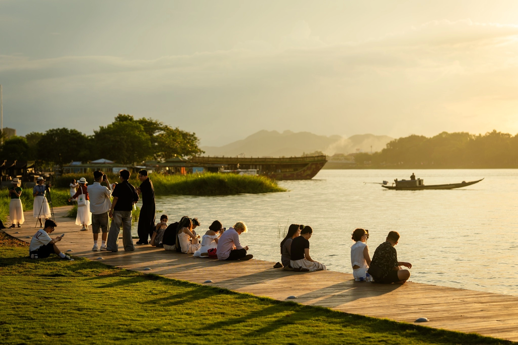 Bãi cỏ sông Hương – lawn attracts visitors to enjoy the cool breeze and watch the sunset